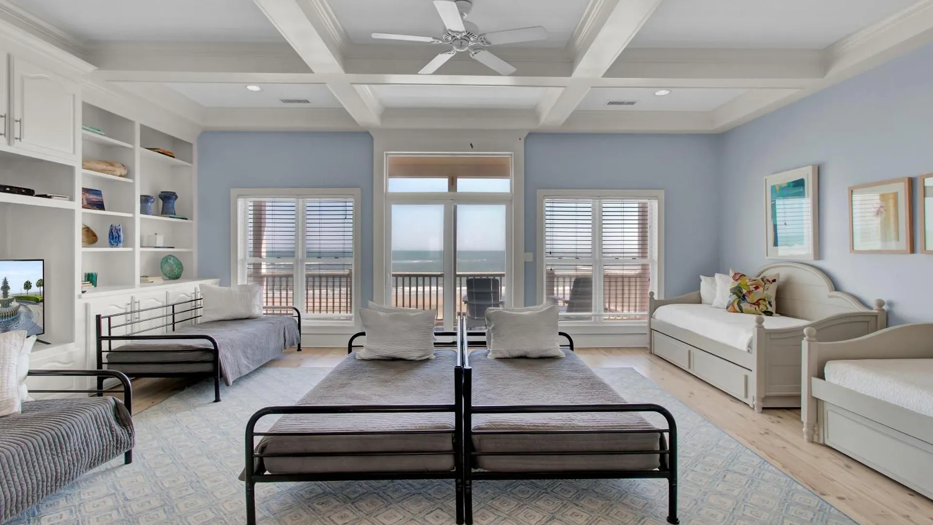 Holiday home 114 Ocean Boulevard By Avantstay Beachfront Infinity Pool Basketball Court Recently Renovated *